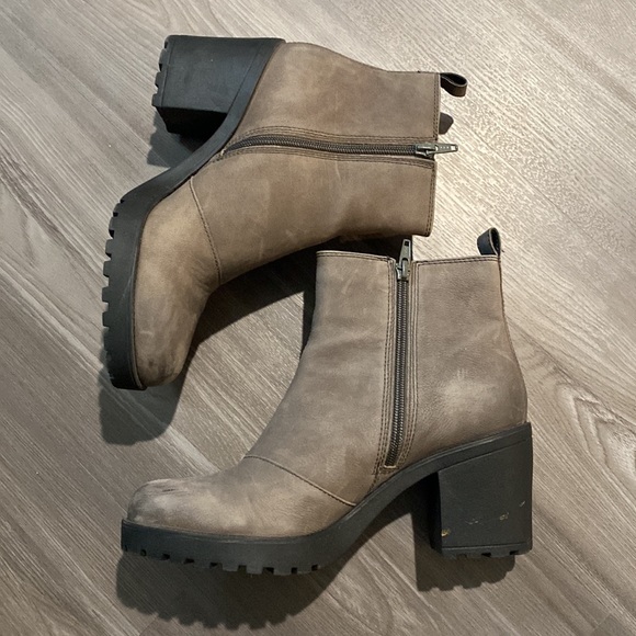 Vagabond Nubuck Grace Chelsea Boot in Grey and black - Picture 3 of 4